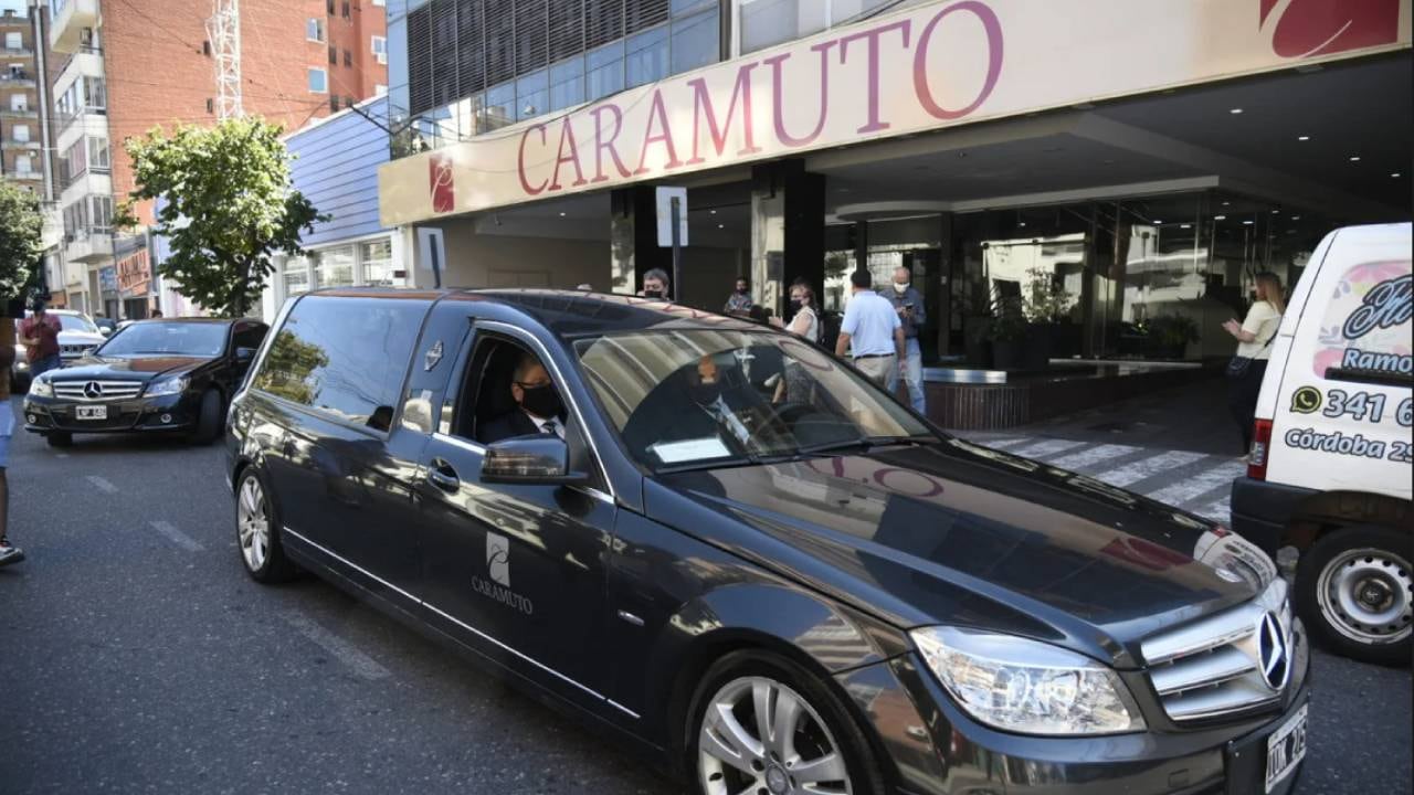 El cortejo fúnebre partió desde Caramuto cerca de las 12.40 del mediodía.