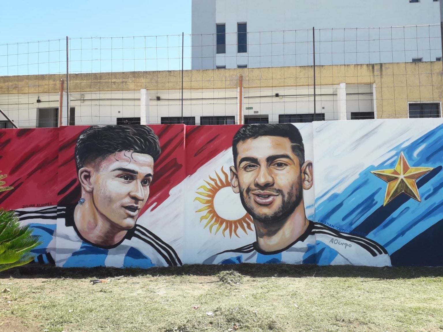 Las figuras de Julián Álvarez y Cristian Romero se encuentran sobre la bandera de Córdoba.