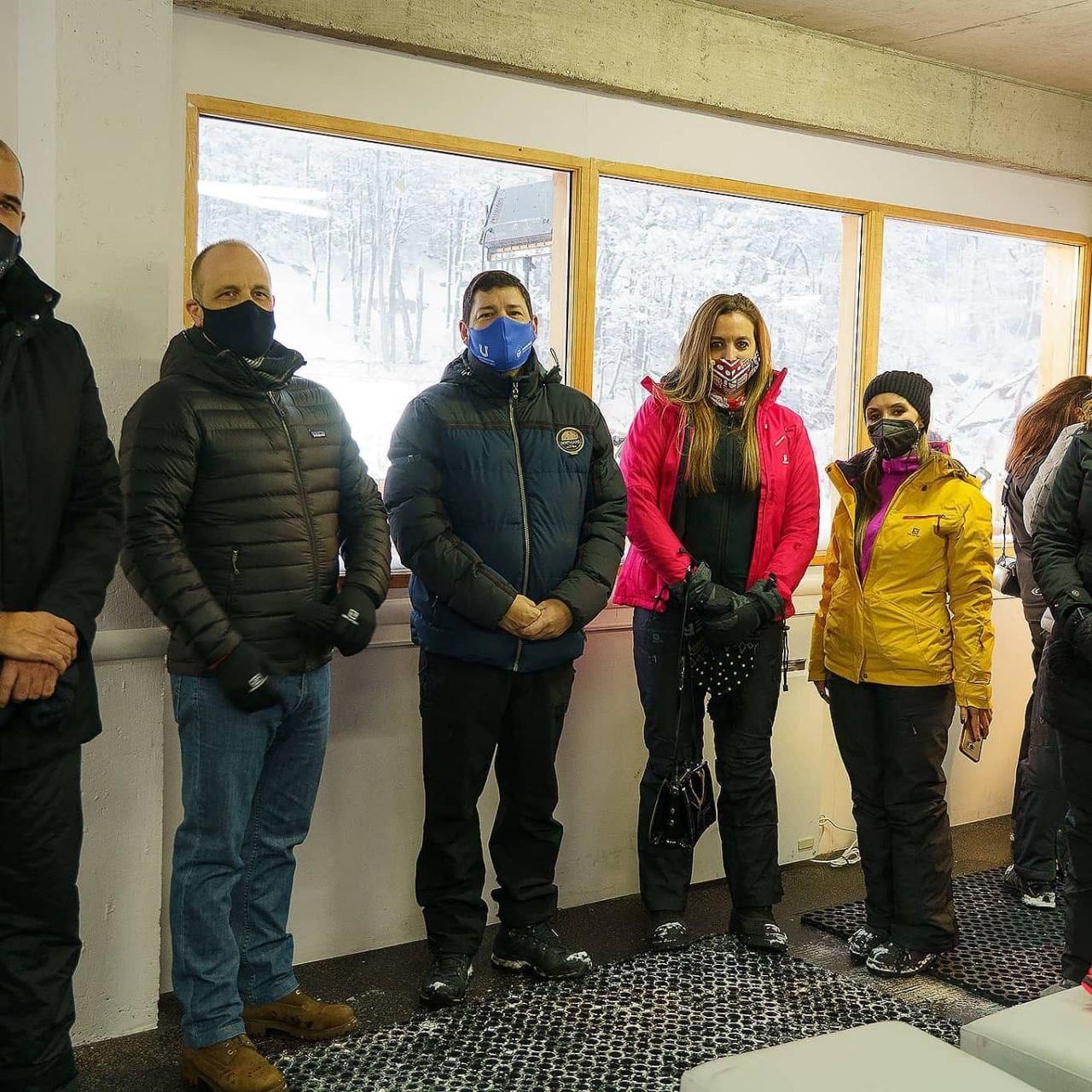 Autoridades políticas de Ushuaia, acompañaron la inauguración de la temporada invernal, en la tradicional bajada de Antorchas.