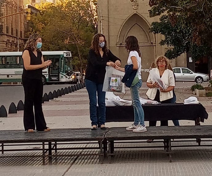 Ariana recibiendo su reconocimiento frente al Museo de Bellas Artes en la localidad entrerriana.