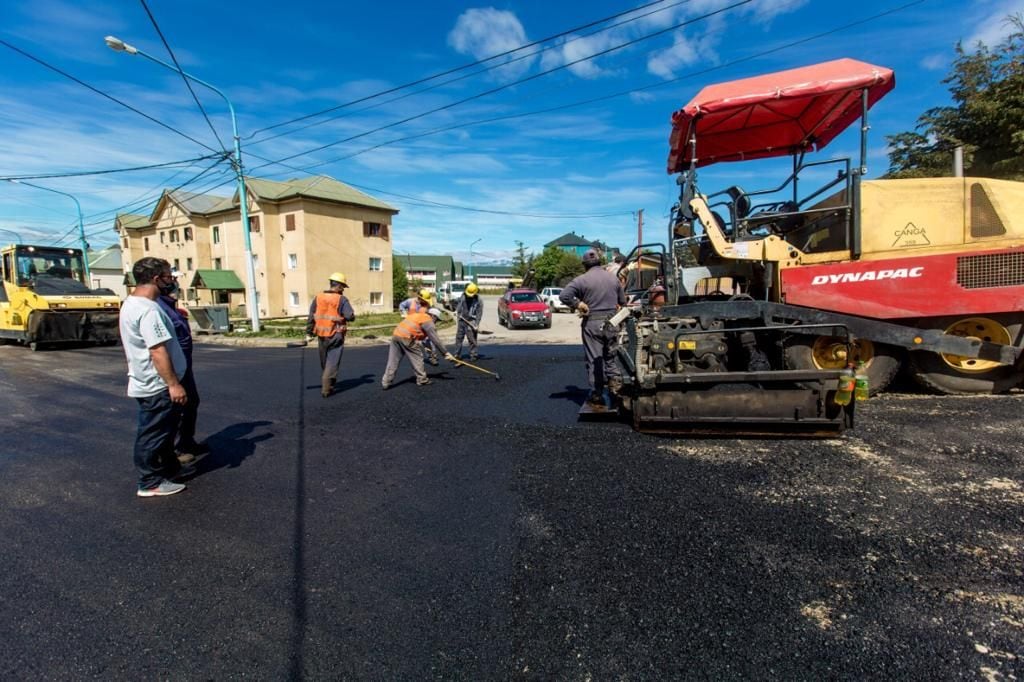 La empresa contratada comenzó los trabajos de repavimentación en la intersección de Pontón Río Negro y Luis Vernet, extendiéndolo hacia Magallanes y  la repavimentación del trayecto hasta la avenida Alem durante la próxima semana.