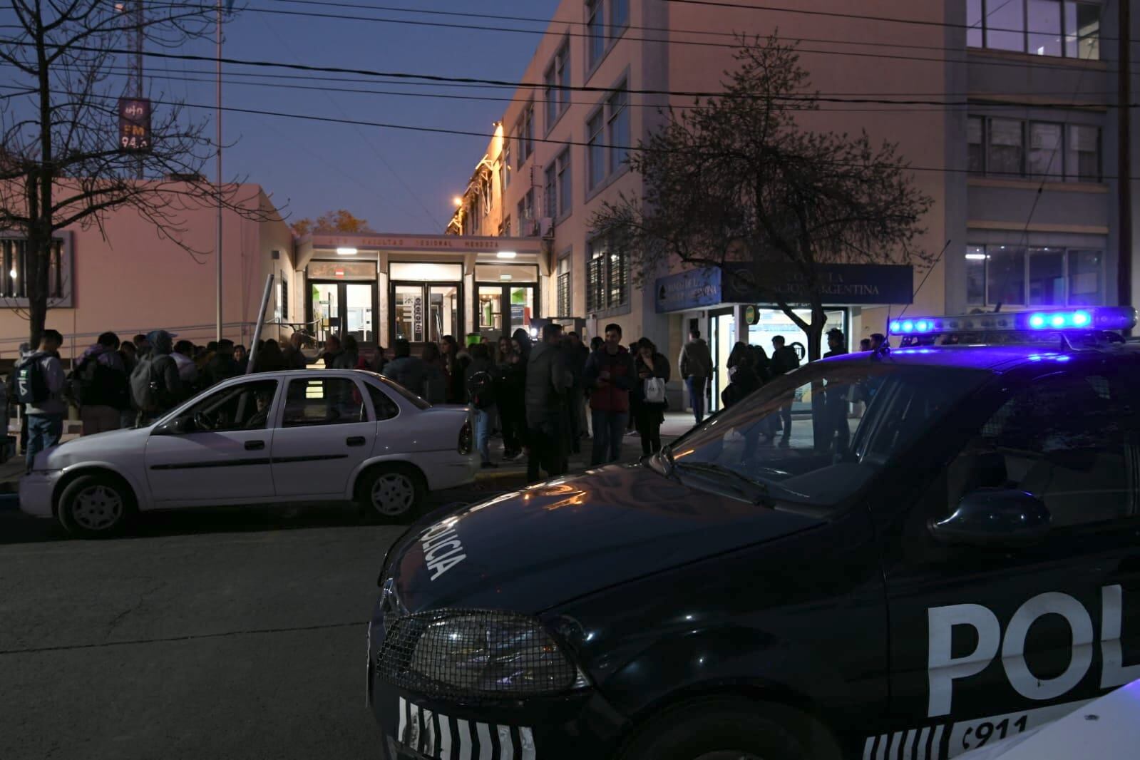 Desalojaron la UTN Mendoza por una amenaza con un arma que resultó ser una broma.