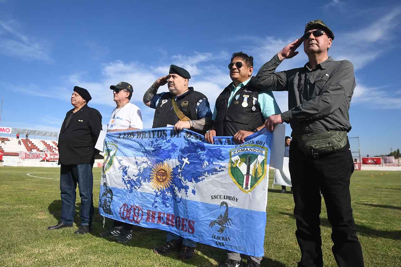 Huracán Las Heras homenajeó a los veteranos de Malvinas.