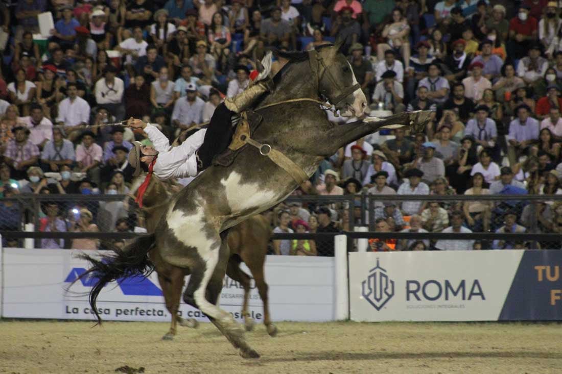 Una noche del Festival de Doma y Folklore de  Jesús María.