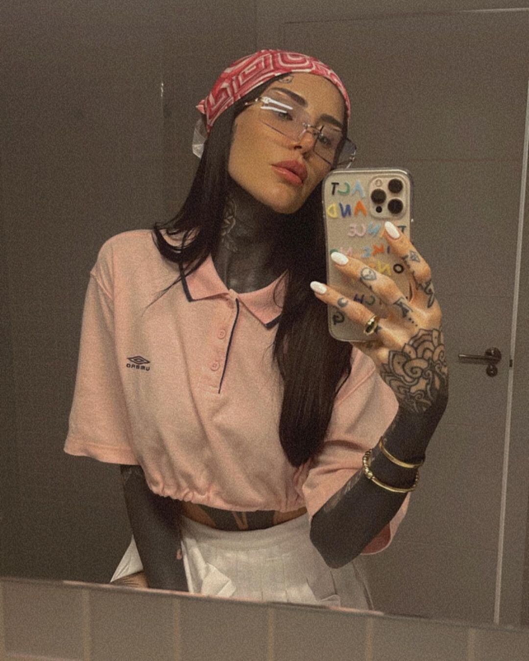 Cande Tinelli posó con su look "Motomami" y despertó una gran reacción en sus seguidores.