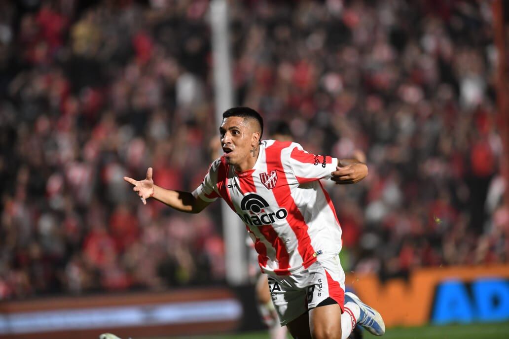 Jonás Acevedo lo grita con el alma. Era el 2-2 de Instituto ante River. (Javier Ferreyra / La Voz)