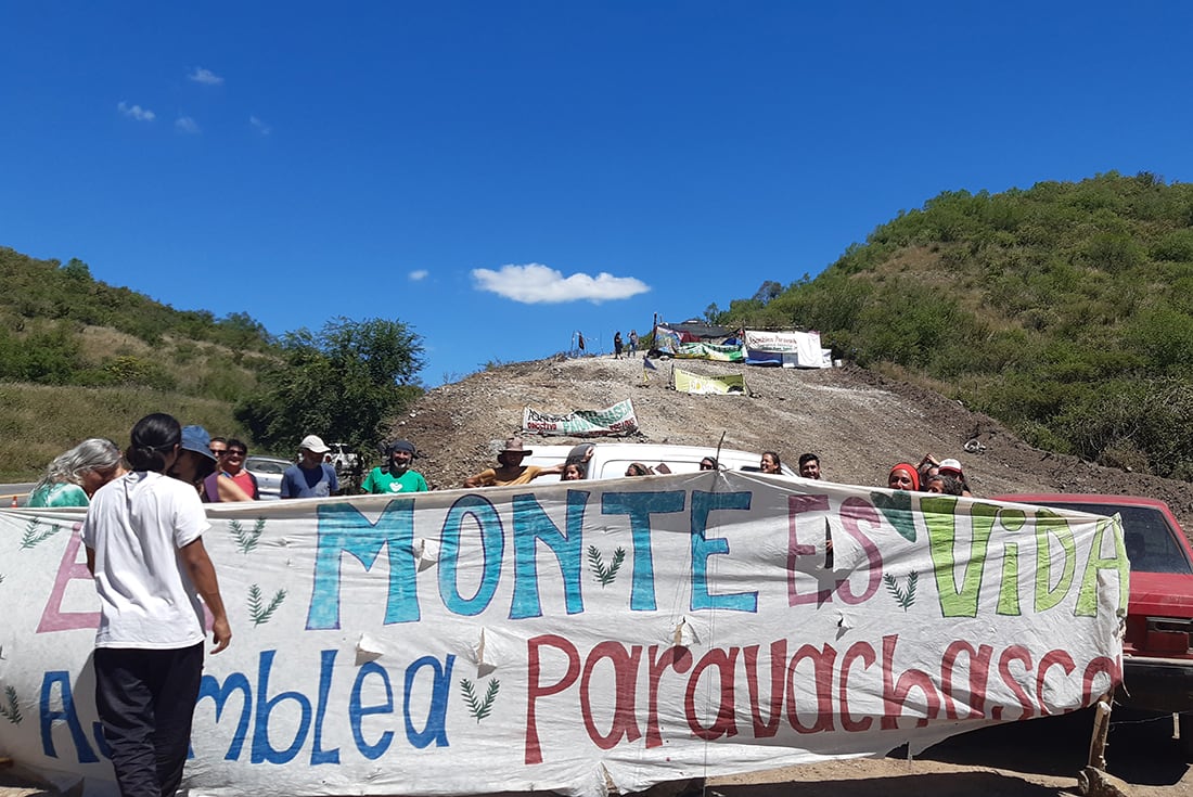 Representantes de la Asamblea Paravachasca realizan un acampe para evitar el avance de la nueva autovía Ruta 5 entre La Serranita y Villa Ciudad de América. (Foto: María Luz Cortez / Corresponsal Alta Gracia)