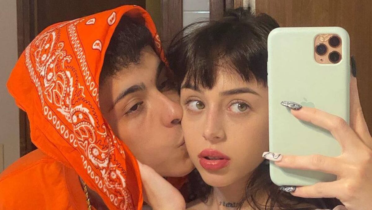 Nicki Nicole mostró nuevos aros y collar junto a Trueno en un video romántico
