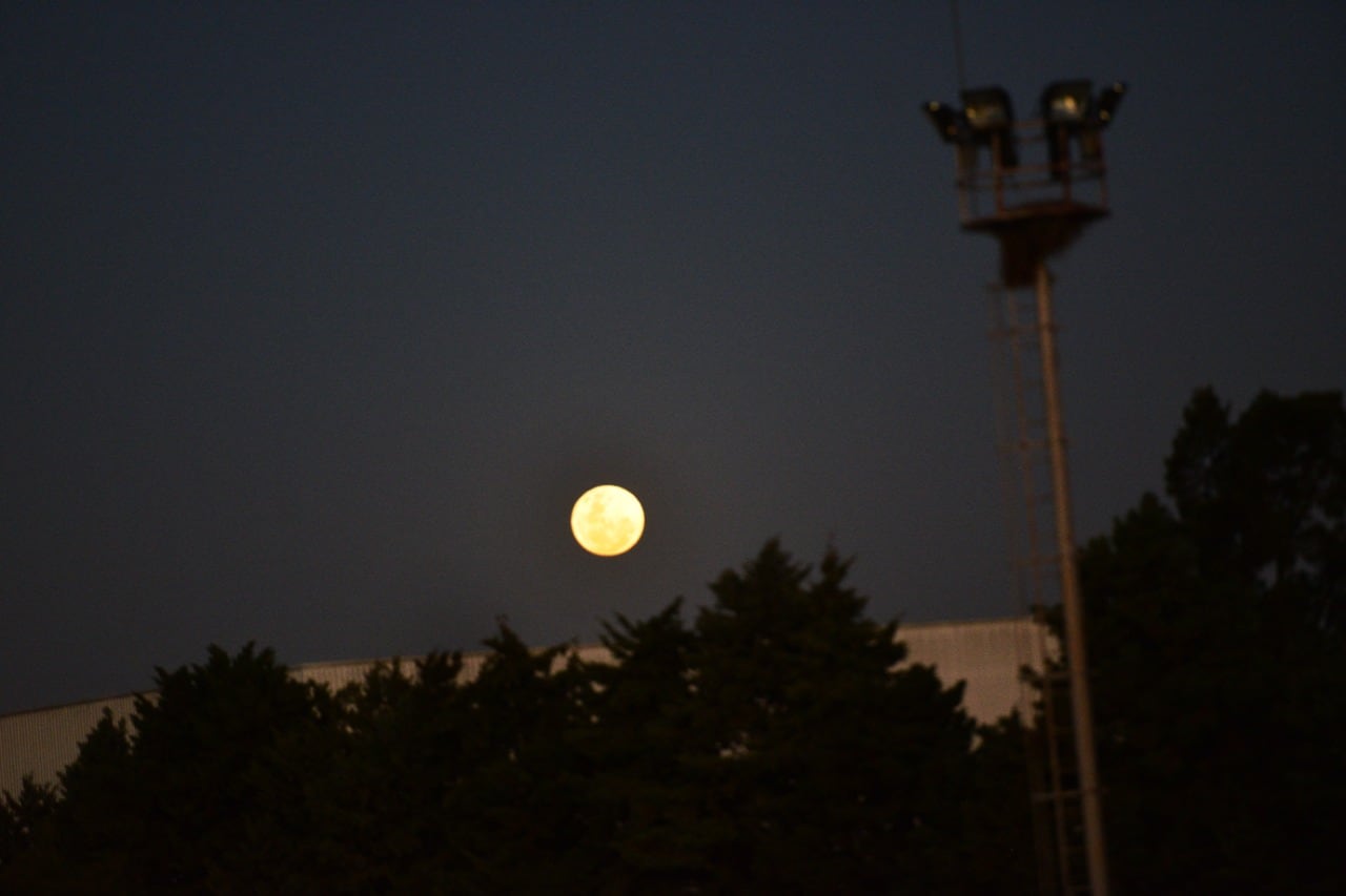 Para aquellos privilegiados que no padezcan la contaminación lumínica, podrán disfrutar mejor de la Superluna de Ciervo. Foto: Javier Ferreyra/La Voz.