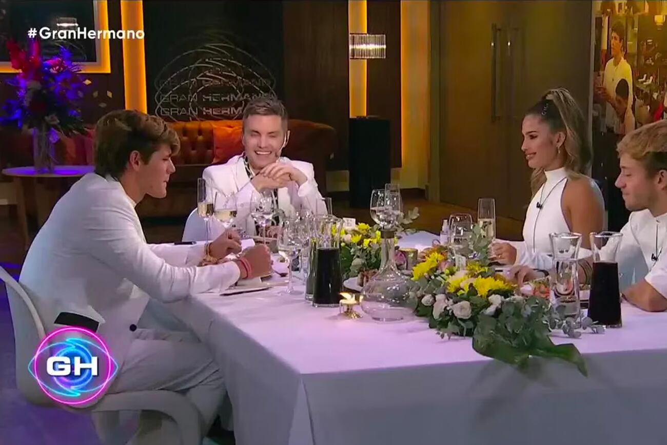 Santiago del Moro en la última cena con los finalistas de "Gran Hermano".