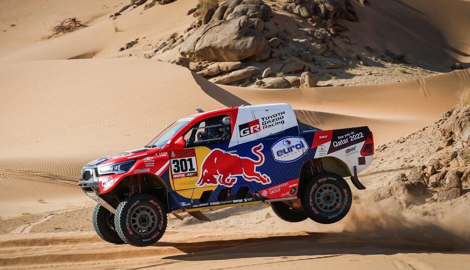 Nasser Al-Attiyah y su navegante Mathieu Baumel en la Hilux de Toyota Gazoo Racing. Toyota fue la marca que más etapas ganó en este 2021.