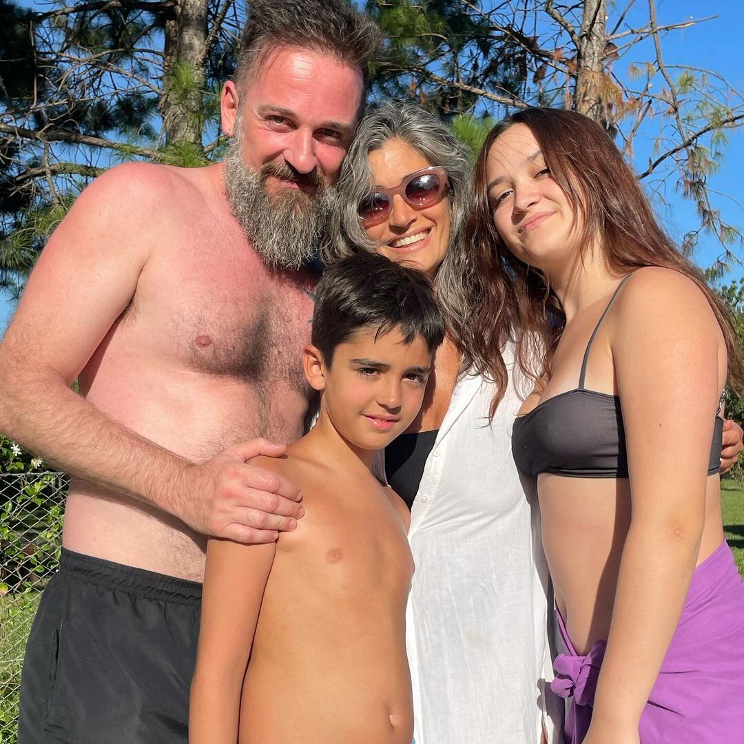 Carla Conte junto a su pareja y sus hijos.