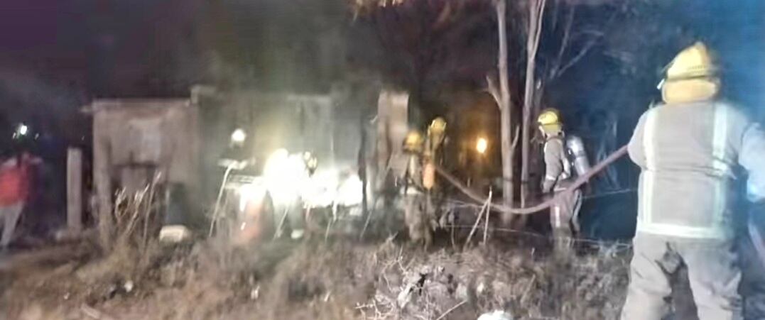 Bomberos de Cosquín trabajando en el siniestro desatado en una vivienda de barrio San José Obrero.