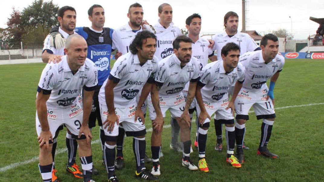 El último equipo en el Argentino A. Nelson Benítez, Diego Aguiar, Gastón Bottino, Aníbal Medina, Gabriel Carabajal, Elías Bazzi, Gonzalo Klusener, Javier Villarreal, Diego Chitzoff, Agustín Díaz y “Maxi” Velasco. // Foto: Luis Eduardo Veloz - G