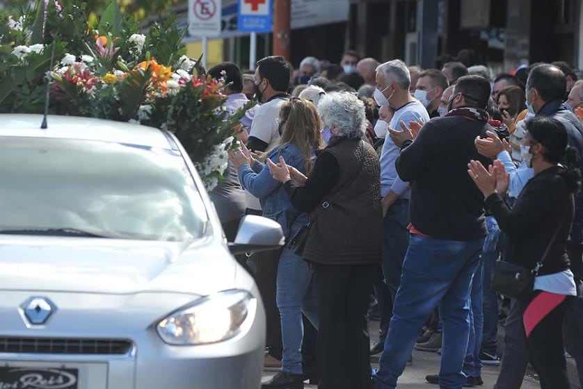 Junín. Vecinos despiden los restos mortales del ministro Meoni (Clarín).