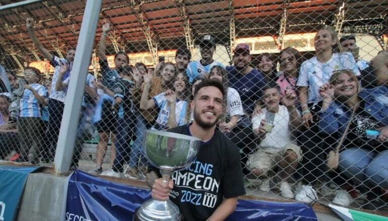 Francisco Aman festejando el ascenso de Racing de Córdoba con la hinchada.