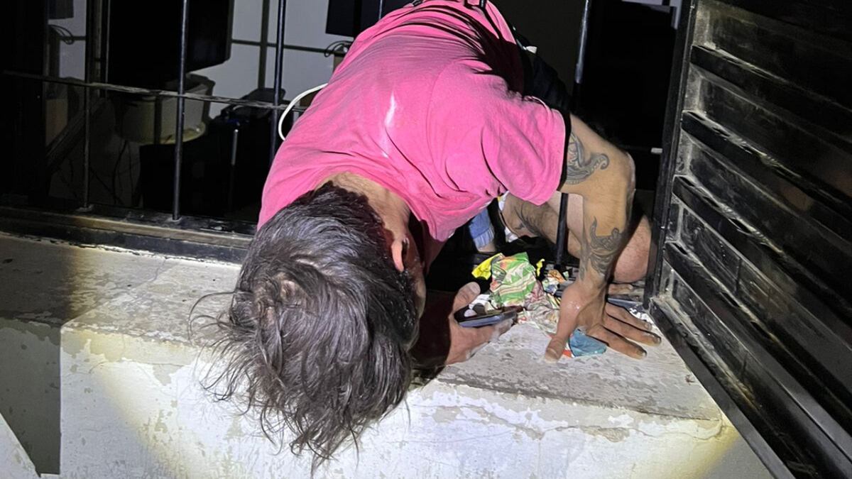 Intentó robar una casa y quedó entre las rejas de la ventana: las imágenes del rescate en Córdoba