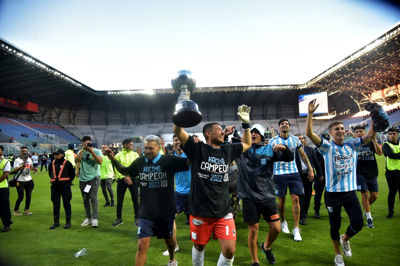 Racing festejó en San Luis al vencer en los penales a Villa Mitre, es el campeón del Federal A y ascendió a la Primera Nacional. (Javier Ferreyra / Enviado Especial)