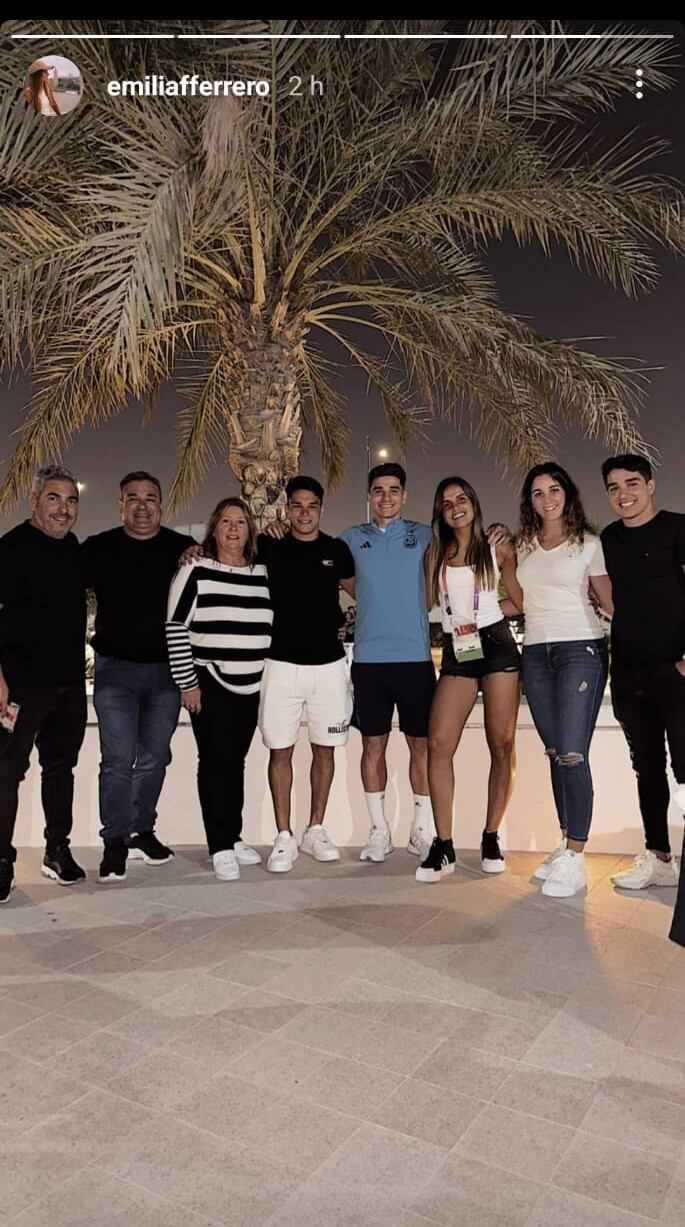 La familia de Julián Álvarez  lo visitó tras su gran partido ante Polonia.