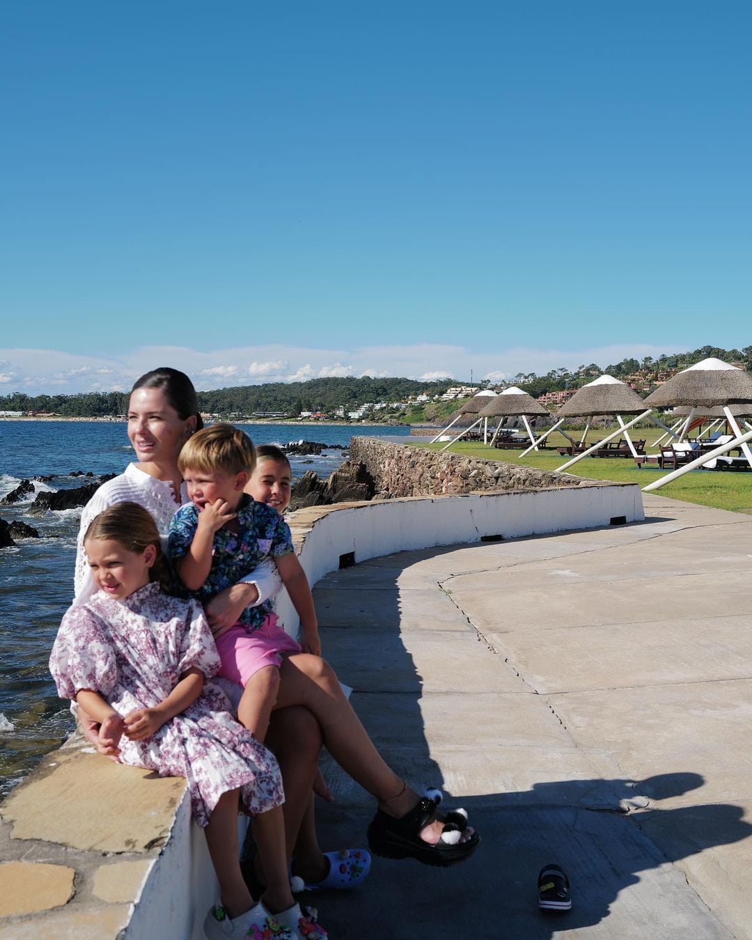 La China Suárez junto a sus tres hijos