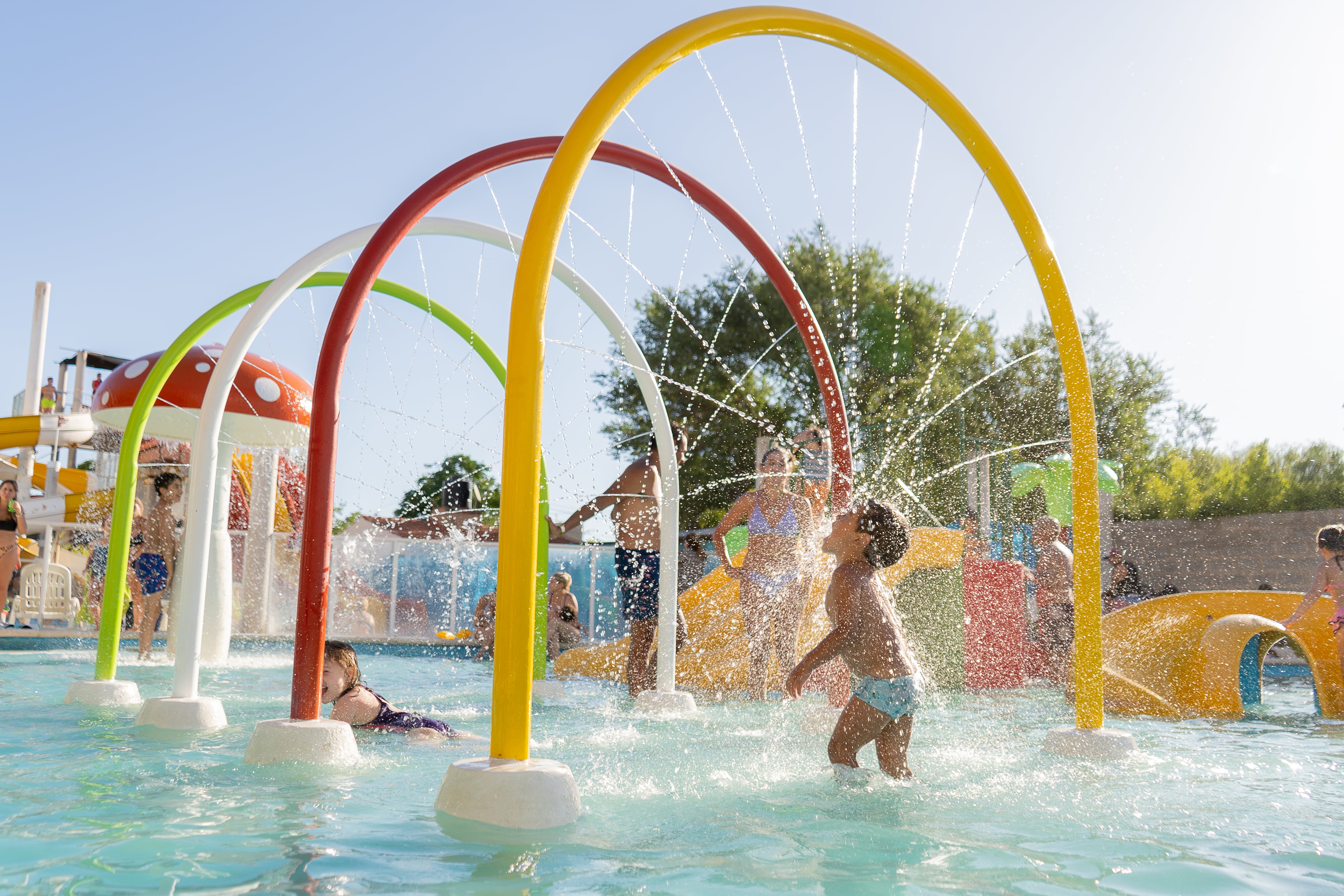 El “túnel de agua” es uno de los encantos en la piscina para los más pequeños del parque acuático.