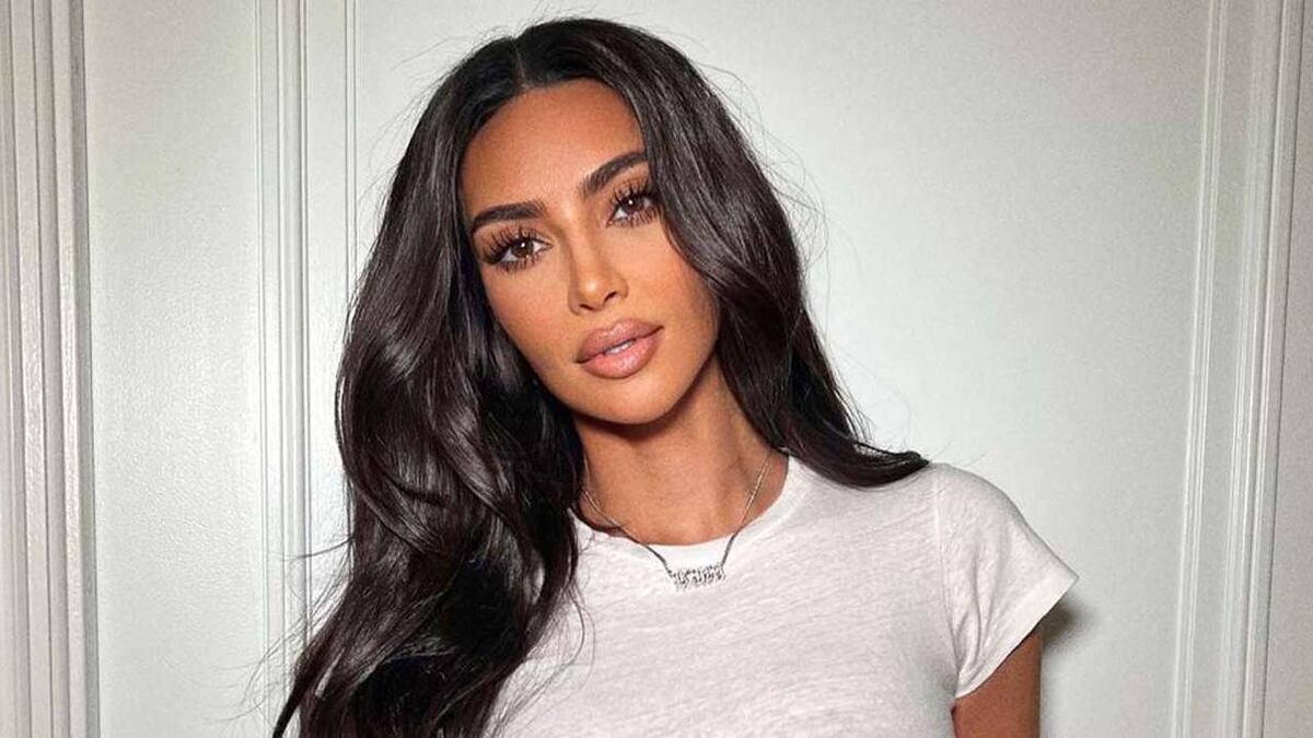 La nueva tendencia que lució Kim Kardashian: microbikini que brilla en la oscuridad