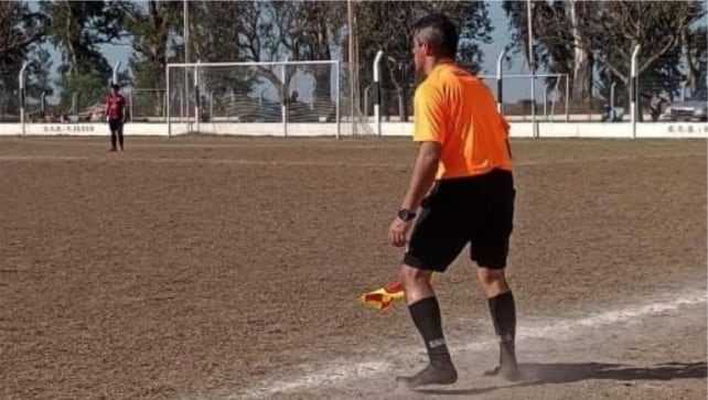 El asistente Sergio Arrieta le dio sus botines a un jugador de las inferiores de Aldao y terminó el partido dirigiendo en medias