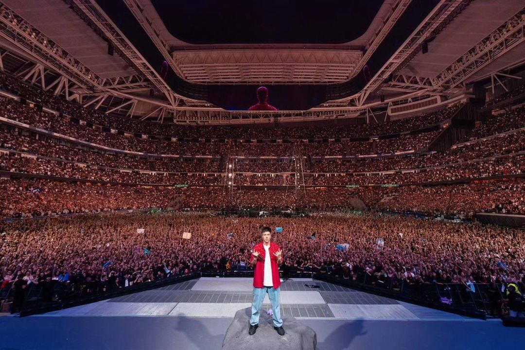 La foto lo dice todo: Duki compartió en sus redes una postal histórica de su show en Madrid. (Instagram @duki/Guido Adler).