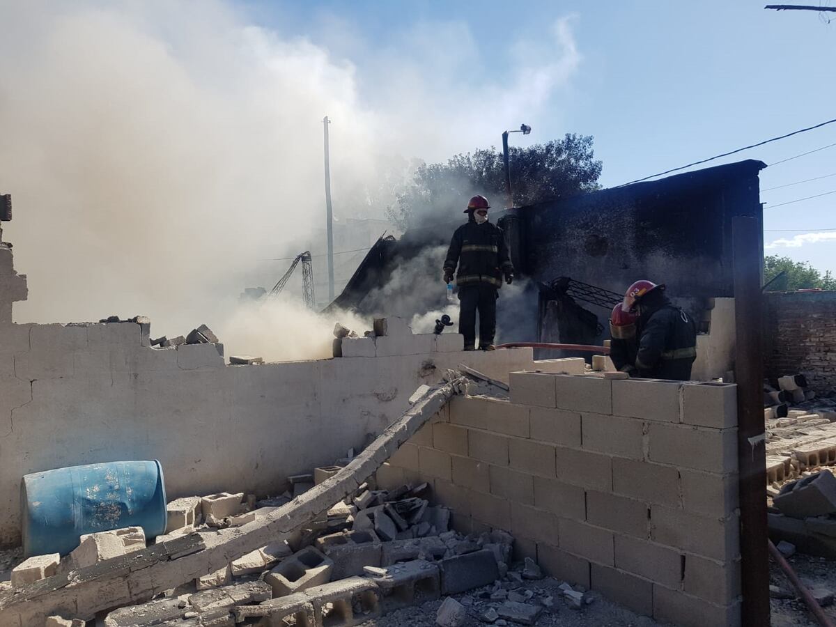 Incendio destruyó un depósito de la Aduana en Córdoba