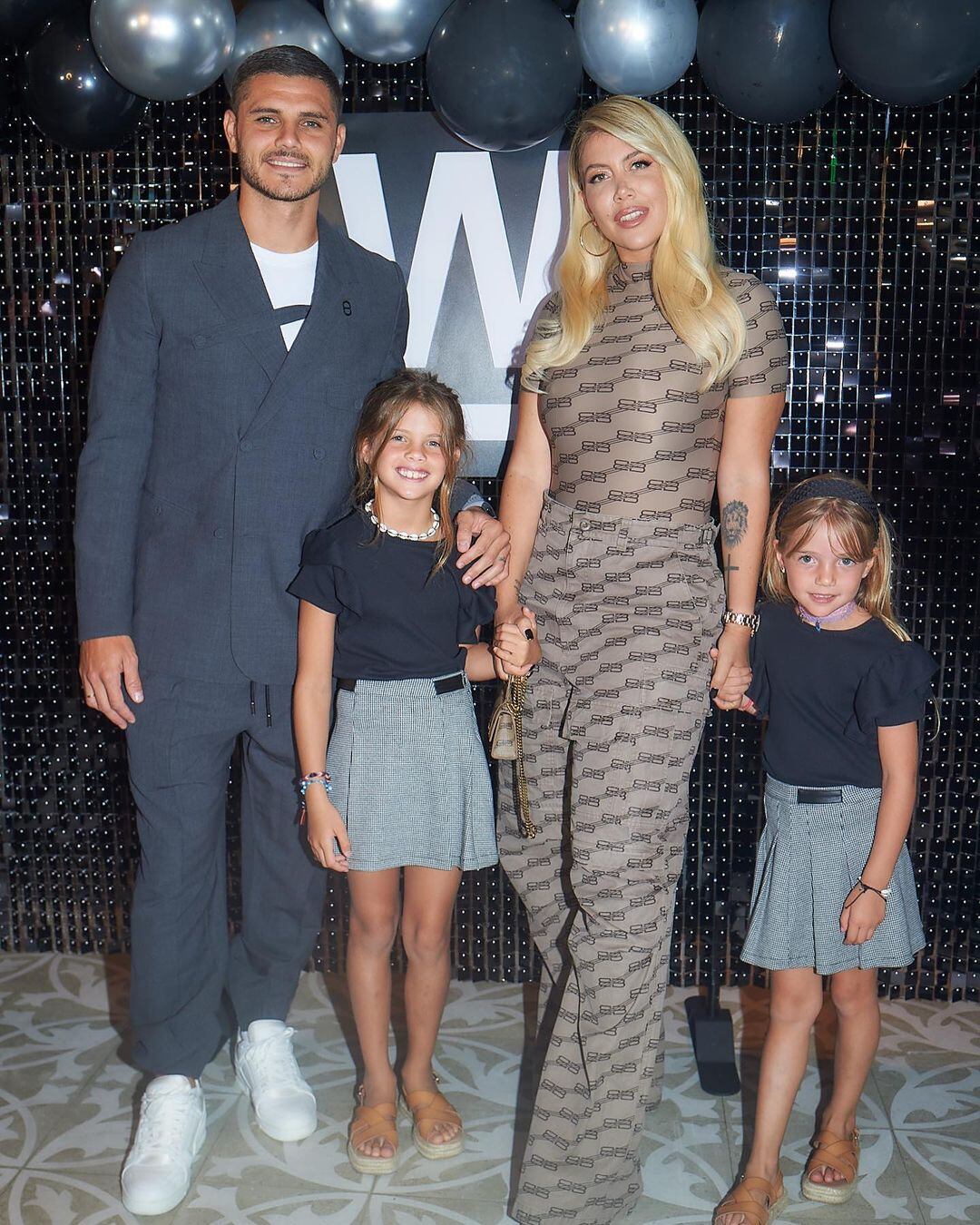 Mauro Icardi junto a sus hijas y Wanda Nara.