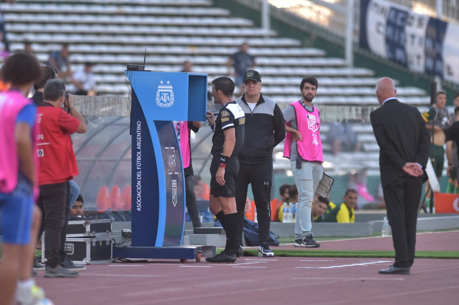 Andrés Merlos revisó la jugada del penal en el VAR y lo anuló. Podría haber sido el tercero para Defensa y Justicia ante Talleres.