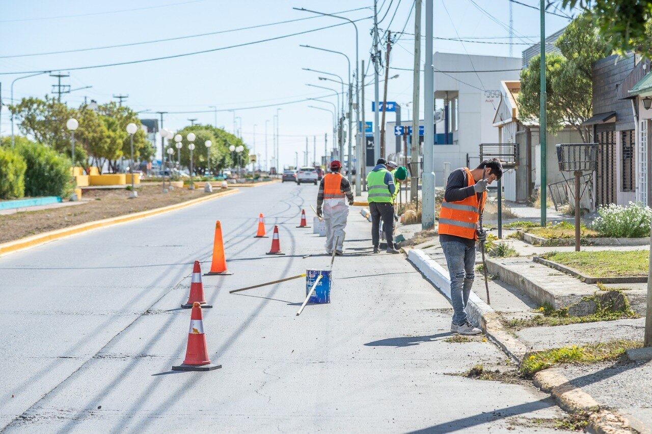 Se realizaron labores de pintura de cordones en la zona céntrica de la ciudad y sobre la calle El cano.