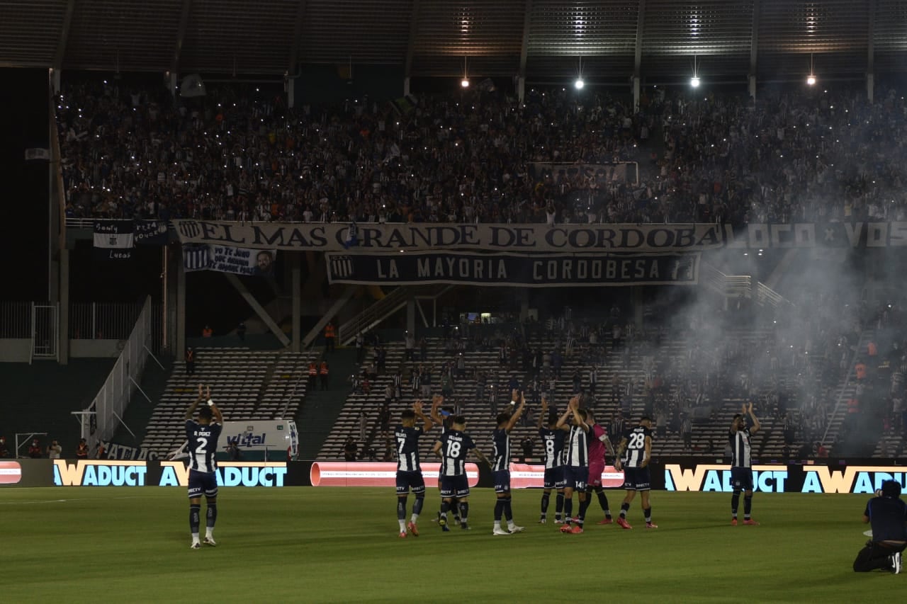 El resultado importaba pero no importaba para los más de 40 mil que estuvieron en el estadio Mario Kempes alentando al equipo. (Facundo Luque / La Voz)