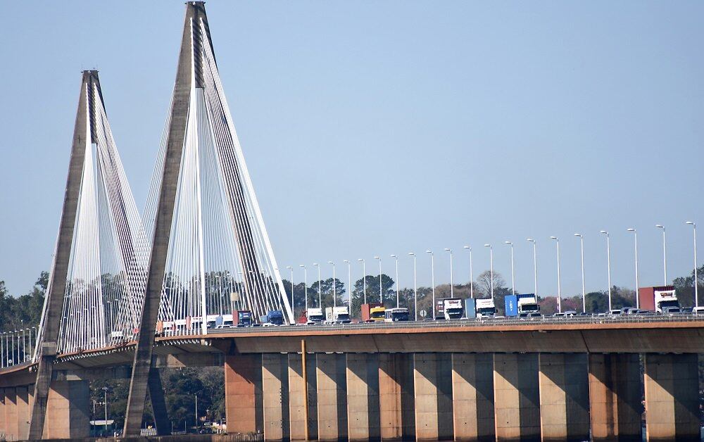 Convoy de camiones con cigarrillos ilegales fue interceptado en el puente San Roque González de Santa Cruz. Imagen de archivo.