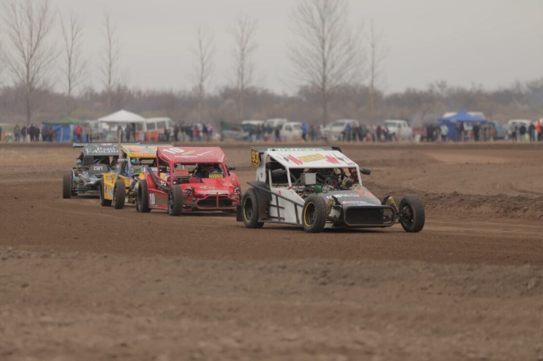 Alrededor de 100 pilotos participaron de una nueva fecha de las categorías tradicionales en el autódromo de General Alvear.