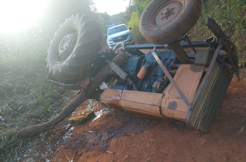 Accidente vial en Puerto Esperanza: un joven falleció aplastado por el tractor que conducía.