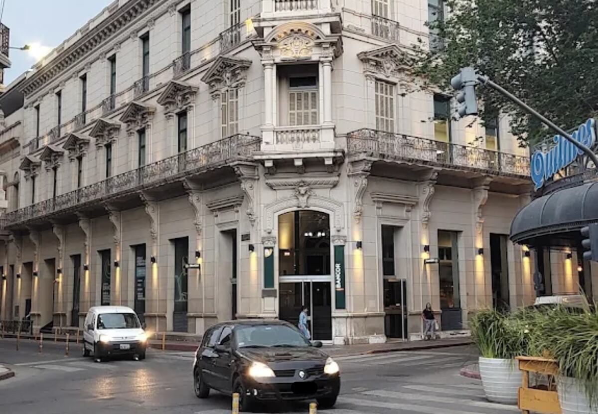 Relato salvaje en Córdoba: destrozó una moto y un teléfono en un banco