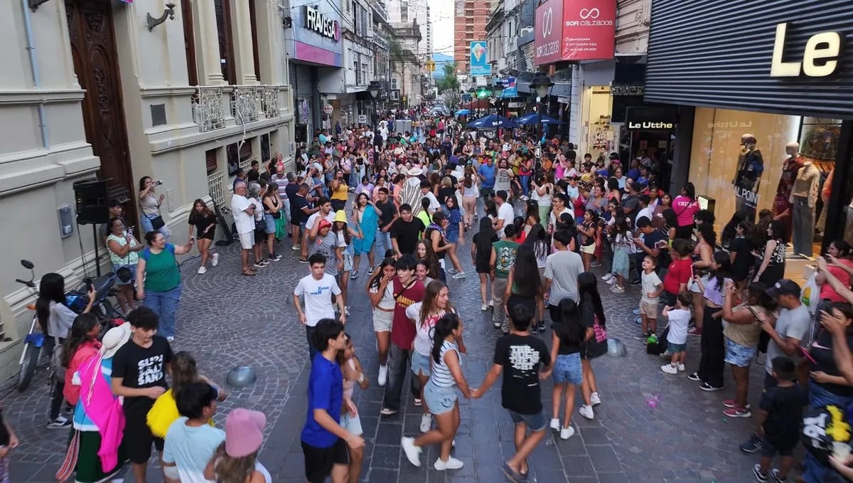 En pleno microcentro de San Salvador de Jujuy, la juventud recibió al Carnaval 2025 bailando con los transeúntes y los primeros turistas que llegaban a la ciudad para asistir a los festejos del fin de semana largo.