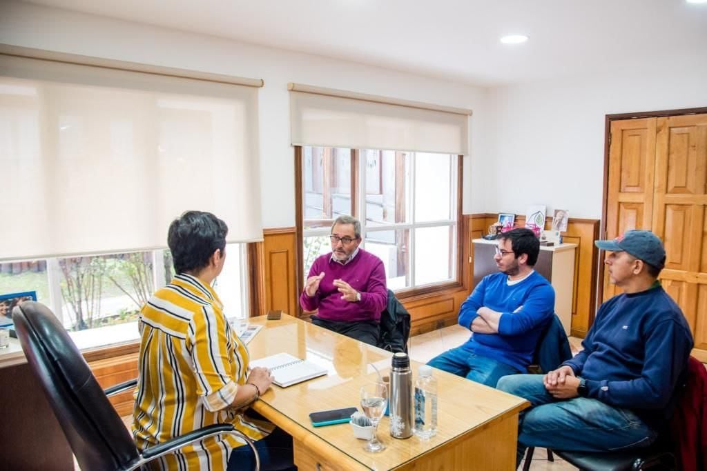 Yesica Garay, secretaria de gobierno de la Municipalidad de Ushuaia recibió a representantes de la Cámara Hotelera y Gastronómica de Ushuaia.