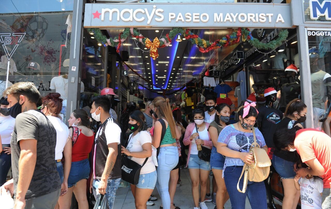 Colapso de personas en el barrio porteño de Flores por las compras navideñas. Foto: Clarín.