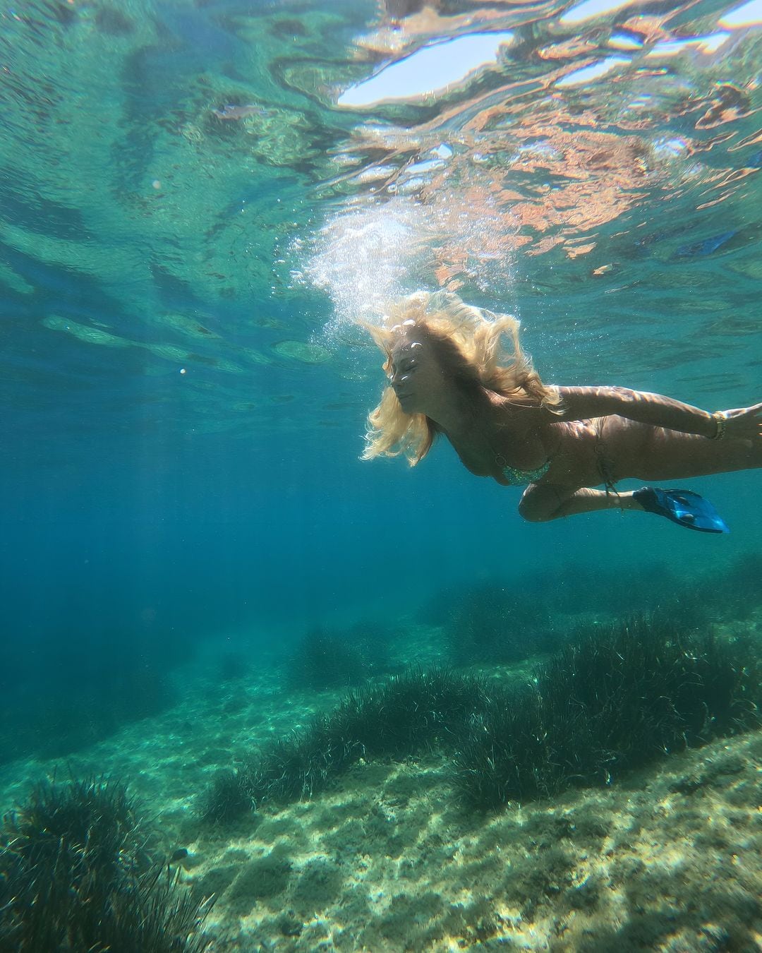 A los 71 años, Graciela Alfano confirma que es la reina del verano europeo con una microbikini total white en primer plano