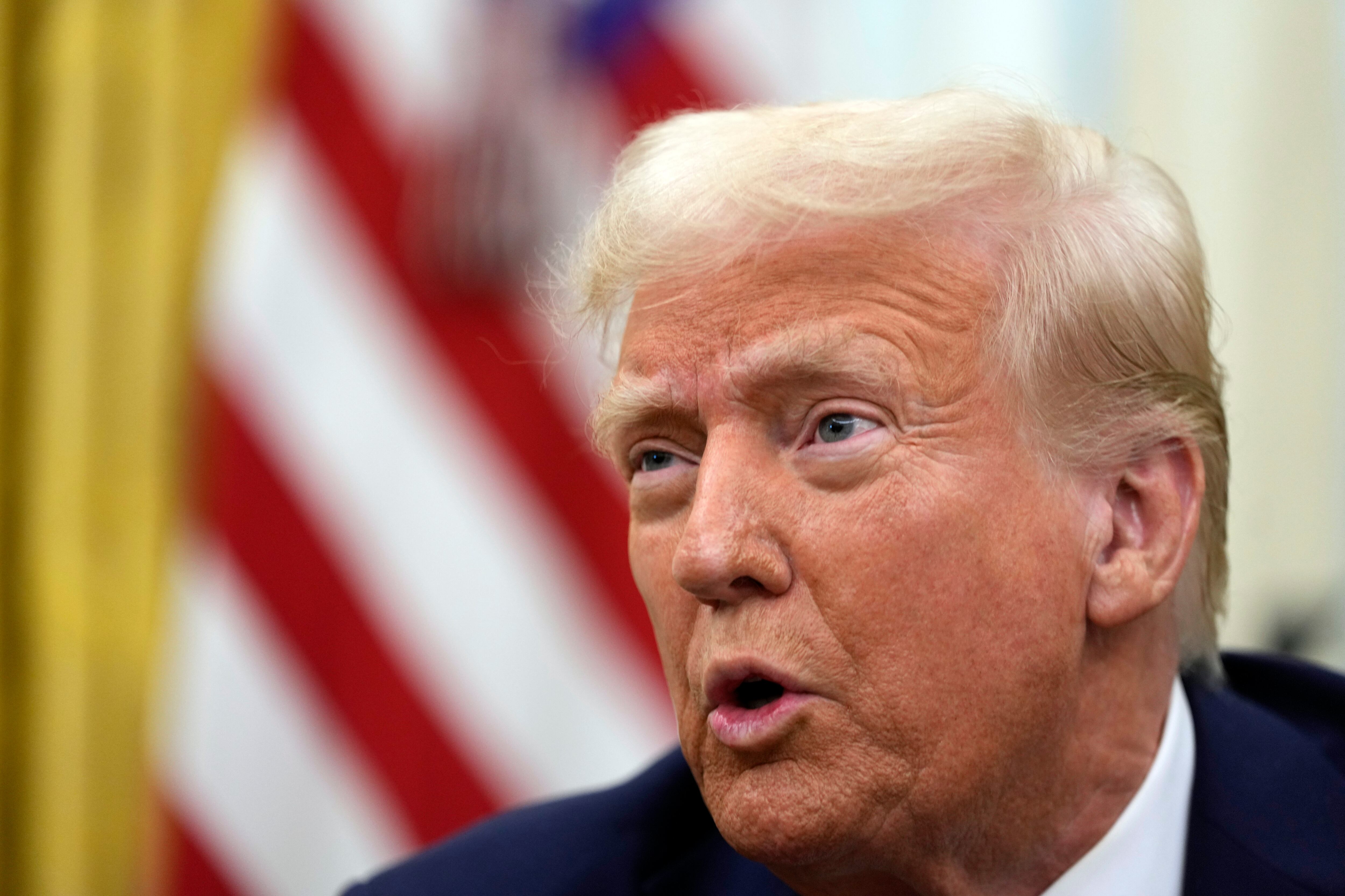 El presidente de Estados Unidos, Donald Trump, habla con reporteros mientras firma órdenes ejecutivas en el Despacho Oval de la Casa Blanca, el 23 de enero de 2025, en Washington. (AP Foto/Ben Curtis)