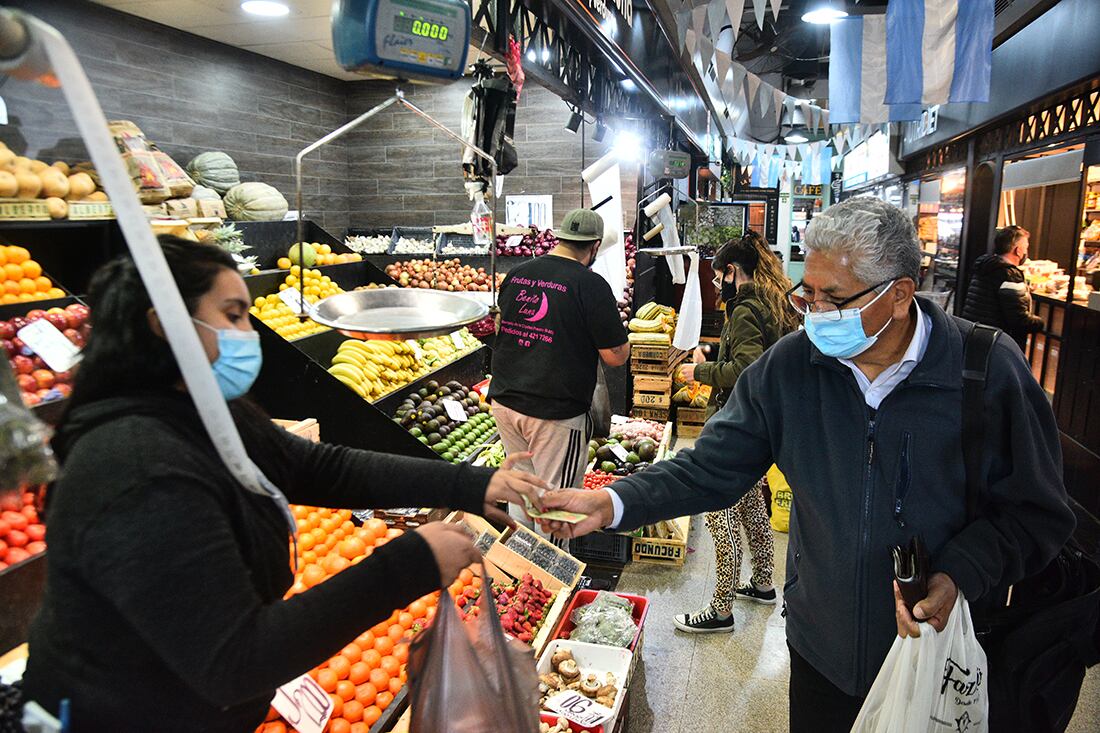 Comprando verduras en el supermercado. (Foto: Pedro Castillo)