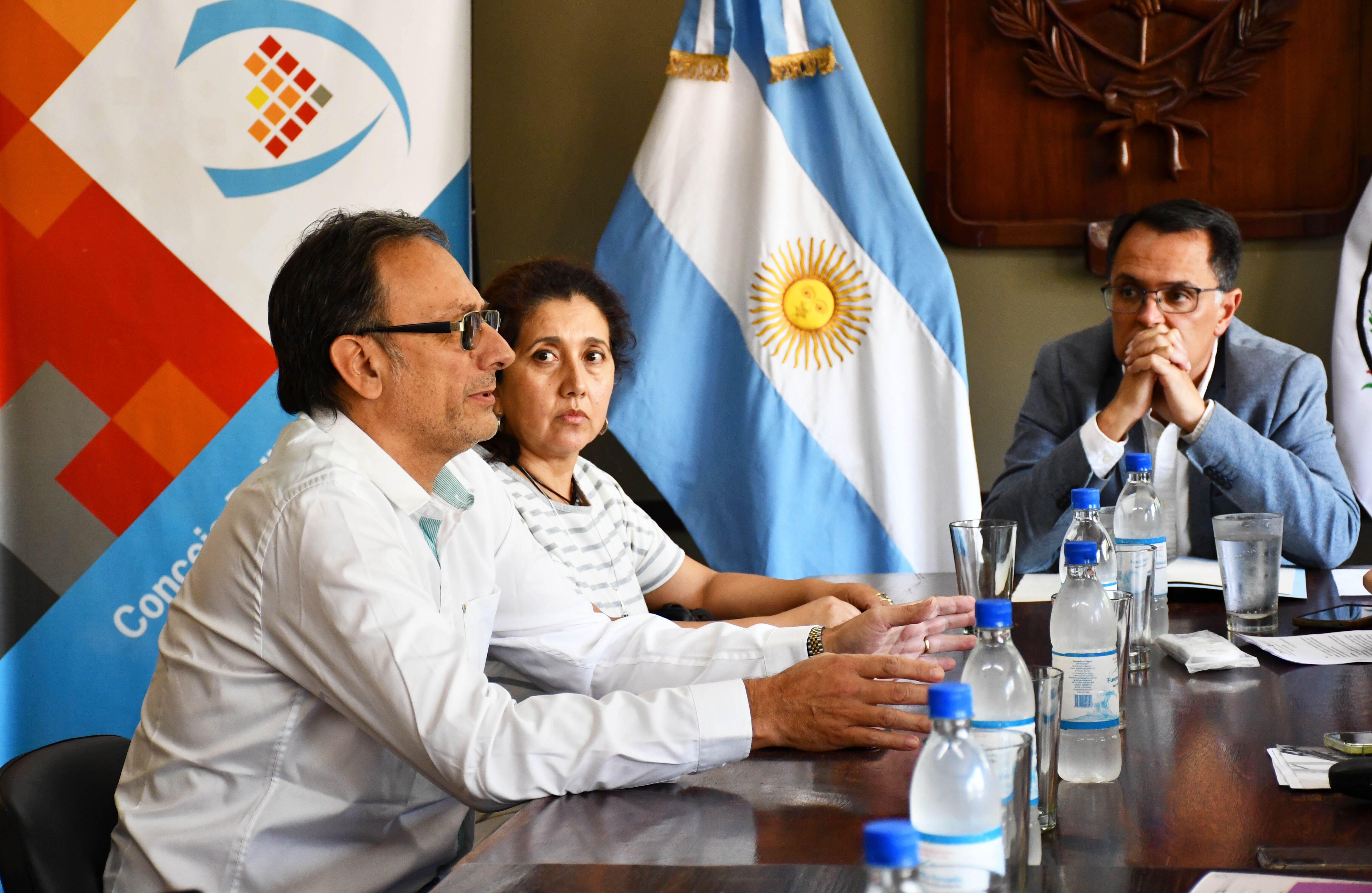 A la izquierda, Cristián Boglione de la Cámara de Hoteles, Restaurantes y Afines; y Mariela Salaverón, de la organización Bureau de Eventos y Convenciones de Jujuy. El presidente del Concejo, Lisandro Aguiar, escucha sus exposiciones.