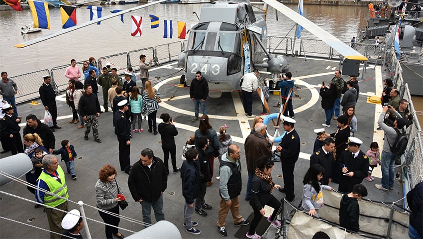 Una multitud de personas concurren a ver los buques de la Armada, cada vez que se realizan estos eventos.