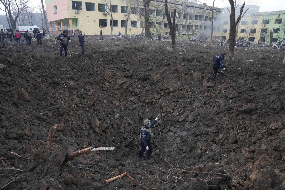 Rusia bombardeó una maternidad en Ucrania y Volodimir Zelenski calificó el ataque como “prueba de genocidio”