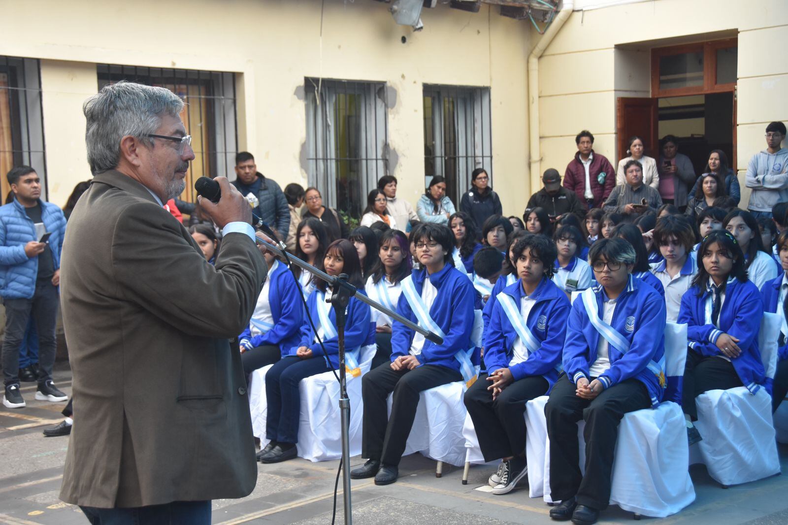 El vicepresidente primero de la Legislatura, Fabián Tejerina, felicitó a los alumnos después de la ceremonia.