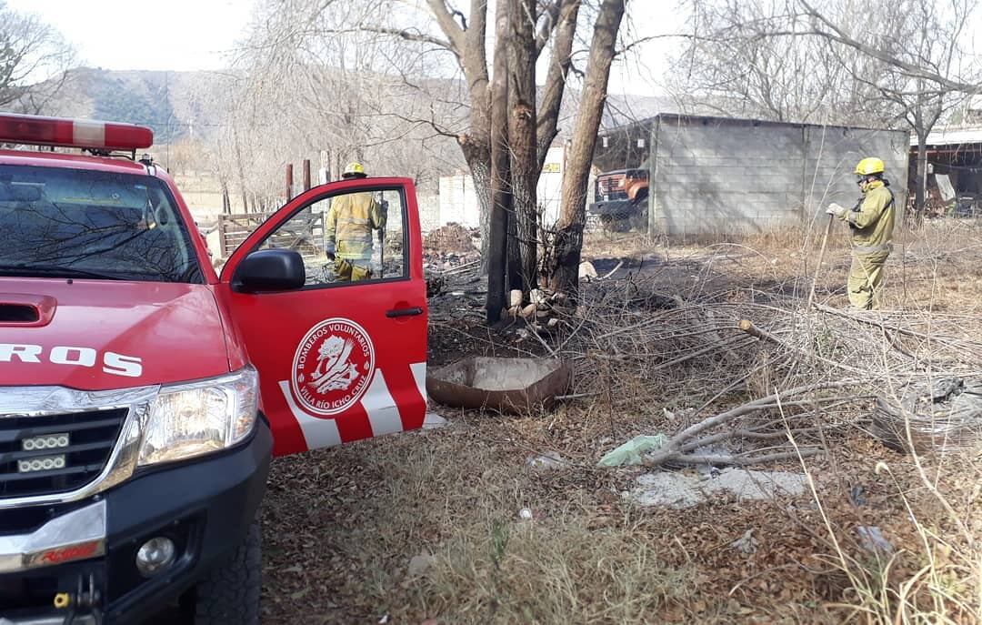 Bomberos en un terreno baldío tras incendio de postura baja y podas.