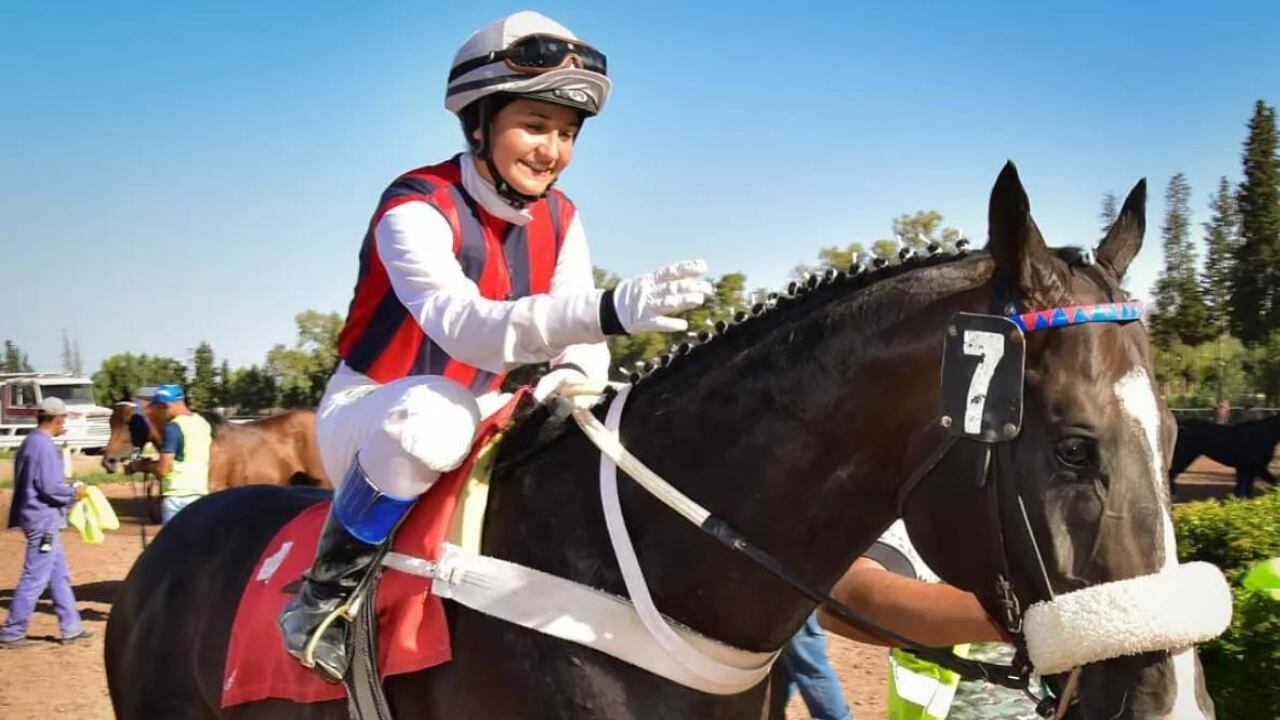 La jocketa Florencia Giménez dio una señal de leve mejoría pero sigue en terapia intensiva