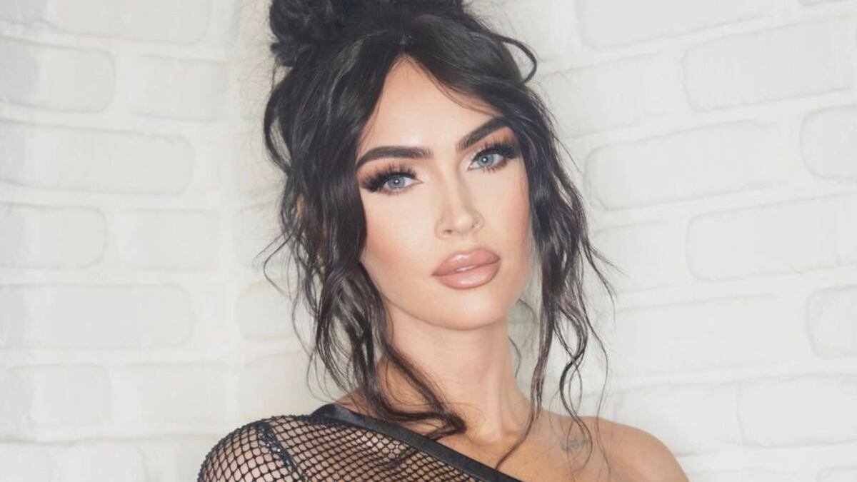 Megan Fox posó con body negro y un pronunciado escote en medio de rumores de separación